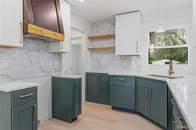 21661 Whitmore Street, Oak Park, MI 48237