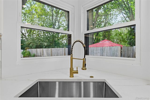 21661 Whitmore Street, Oak Park, MI 48237