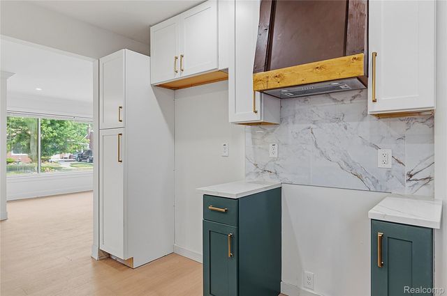21661 Whitmore Street, Oak Park, MI 48237