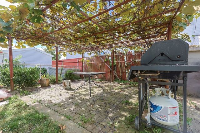 105 16th St, Fall River, MA 02723