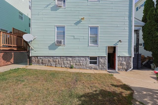 105 16th St, Fall River, MA 02723