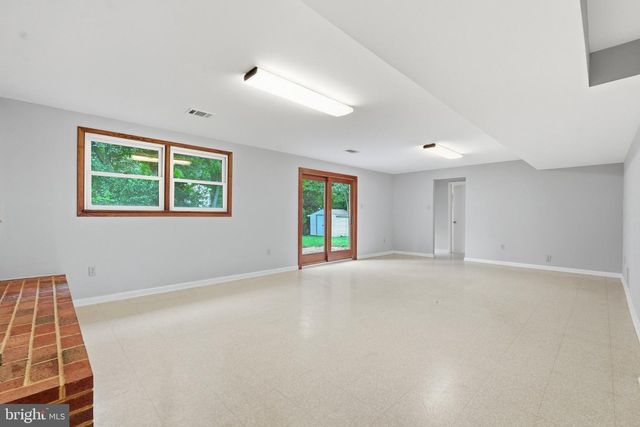 8416 STONEWALL DR, Vienna, VA 22180