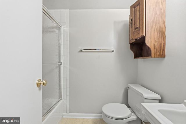 8416 STONEWALL DR, Vienna, VA 22180