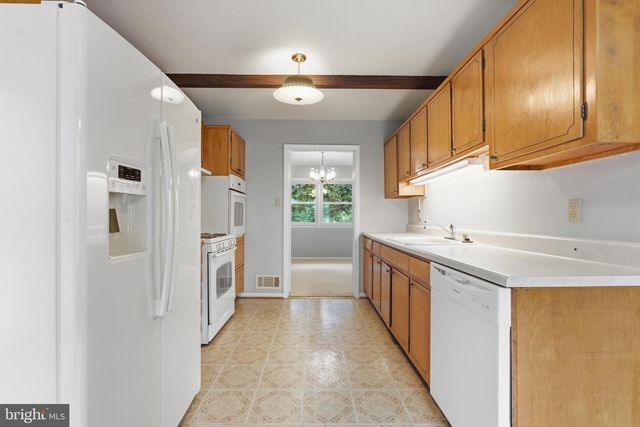 8416 STONEWALL DR, Vienna, VA 22180