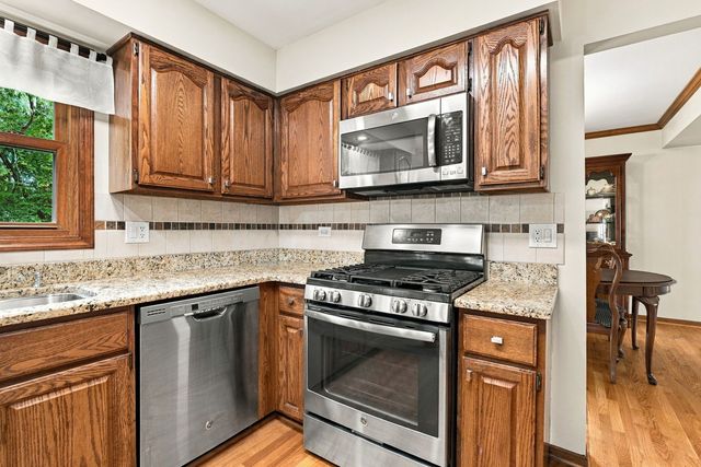 1011 E Amberwood Circle, Naperville, IL 60563