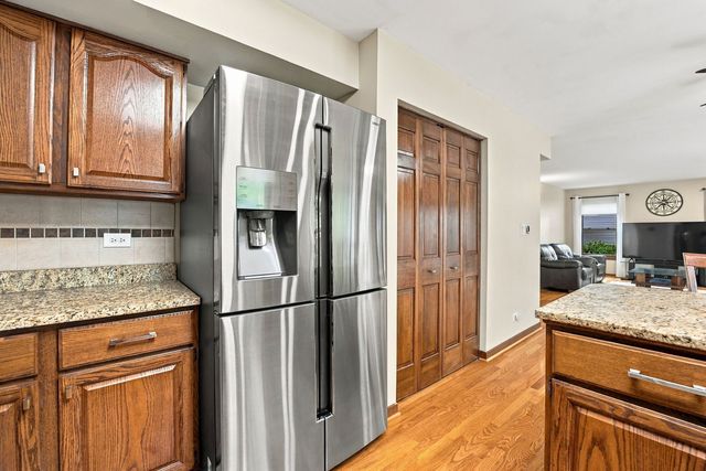 1011 E Amberwood Circle, Naperville, IL 60563
