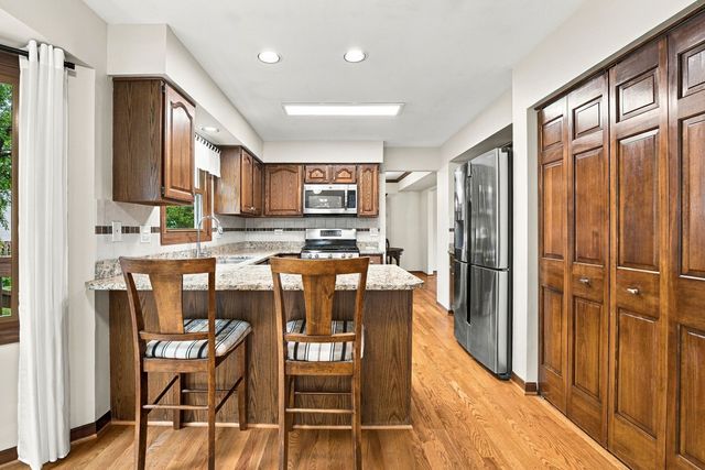 1011 E Amberwood Circle, Naperville, IL 60563