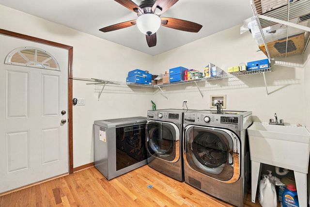 1011 E Amberwood Circle, Naperville, IL 60563