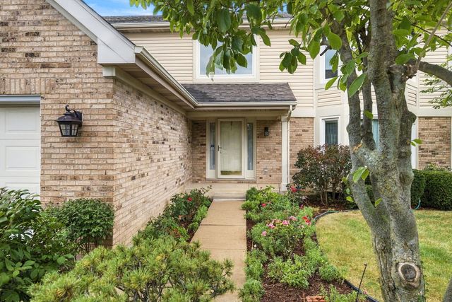 1011 E Amberwood Circle, Naperville, IL 60563