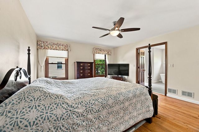 1011 E Amberwood Circle, Naperville, IL 60563