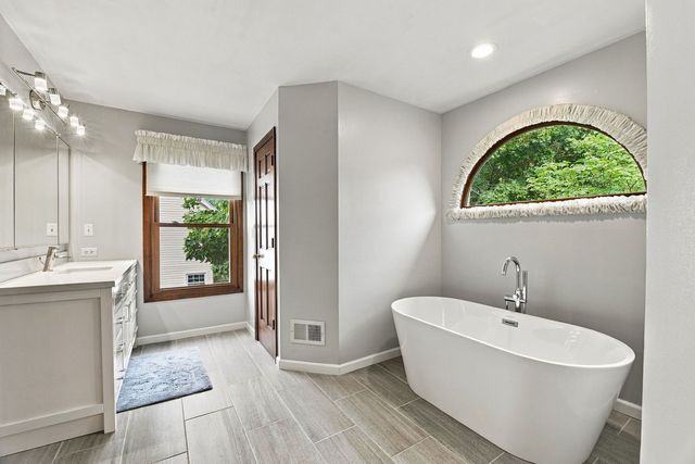 1011 E Amberwood Circle, Naperville, IL 60563