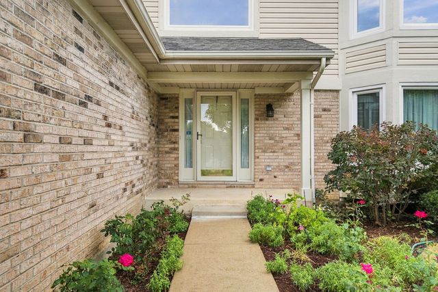 1011 E Amberwood Circle, Naperville, IL 60563