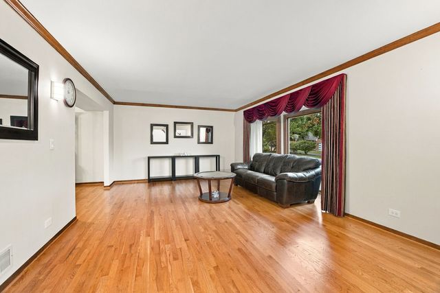 1011 E Amberwood Circle, Naperville, IL 60563