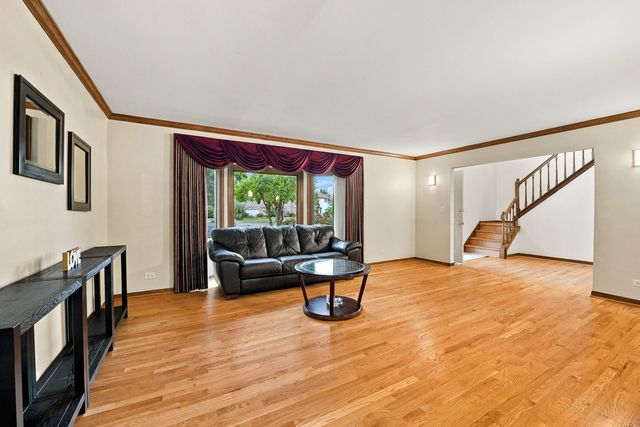 1011 E Amberwood Circle, Naperville, IL 60563