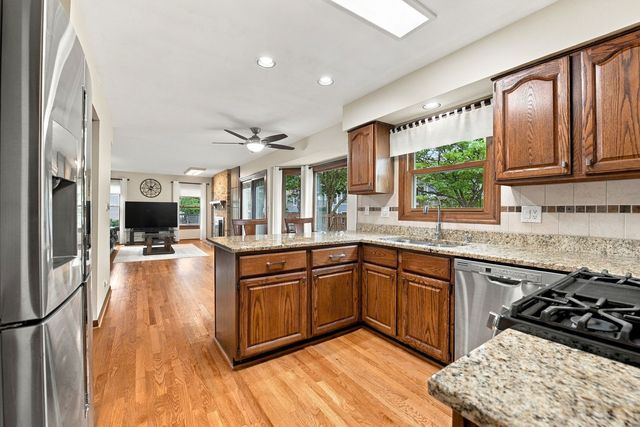 1011 E Amberwood Circle, Naperville, IL 60563