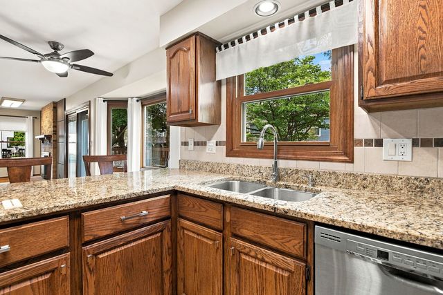 1011 E Amberwood Circle, Naperville, IL 60563