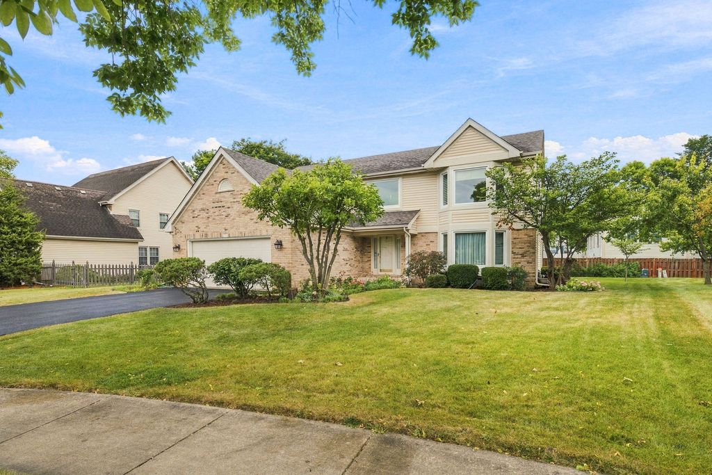 1011 E Amberwood Circle, Naperville, IL 60563