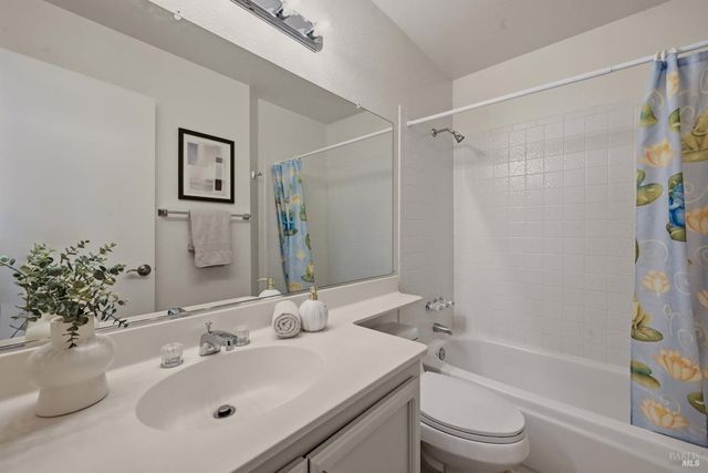105 Freedom Ct, Vacaville, CA 95687
