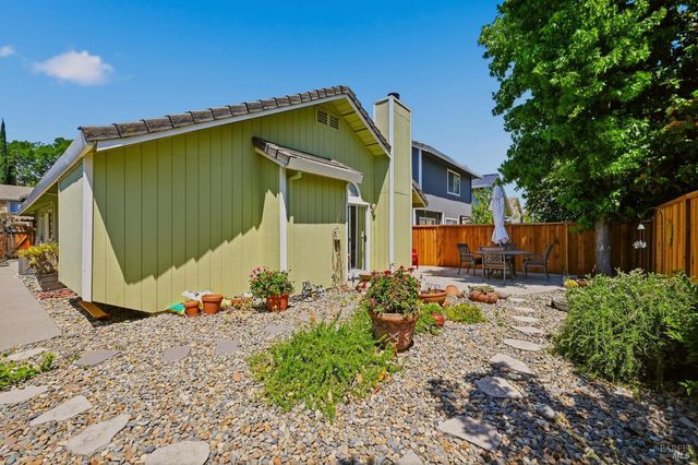 105 Freedom Ct, Vacaville, CA 95687