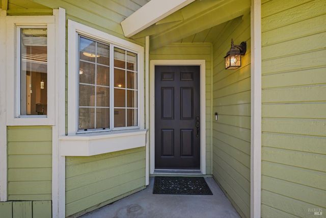 105 Freedom Ct, Vacaville, CA 95687