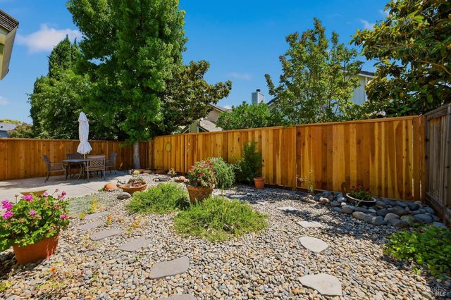 105 Freedom Ct, Vacaville, CA 95687