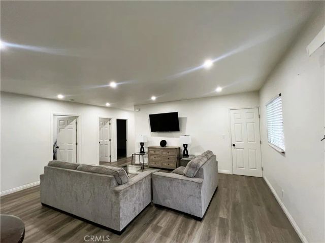 7672 Whitsett Avenue, Los Angeles, CA 90001