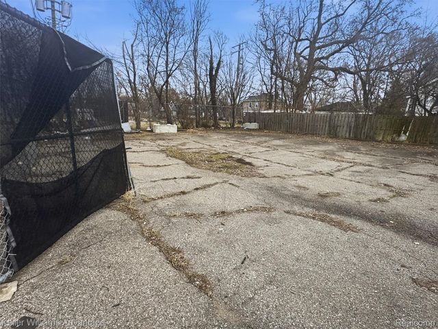 300 E 8 MILE Road, Detroit, MI 48203