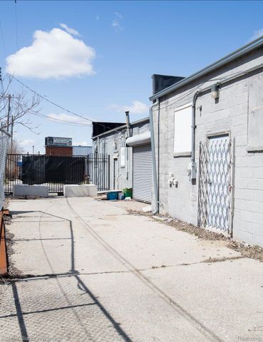300 E 8 MILE Road, Detroit, MI 48203