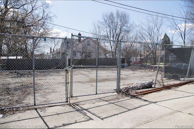 300 E 8 MILE Road, Detroit, MI 48203