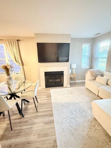 649 W Division Street B, Chicago, IL 60610