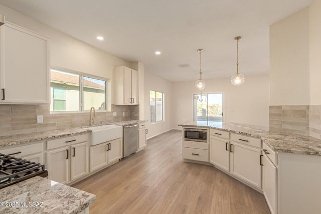 1348 W Calle Libro Del Retrato, Sahuarita, AZ 85629