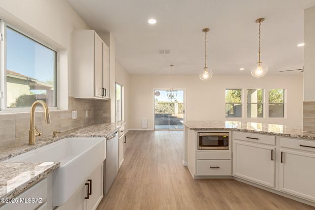 1348 W Calle Libro Del Retrato, Sahuarita, AZ 85629