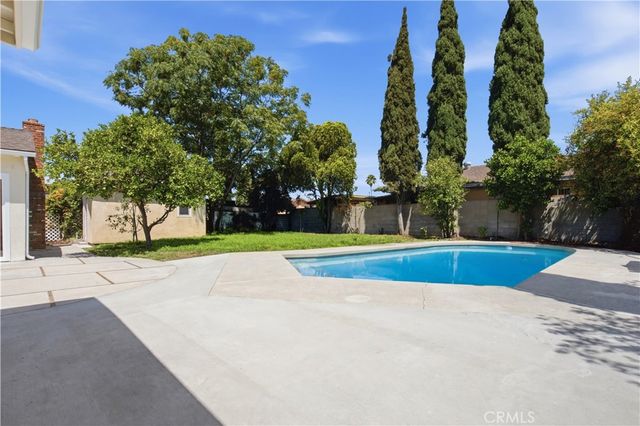 11215 Lull, Los Angeles, CA 91352