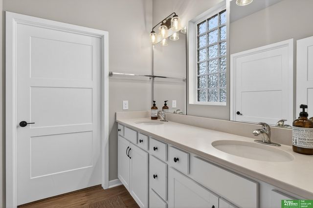 11952 S 107 Avenue, Papillion, NE 68046