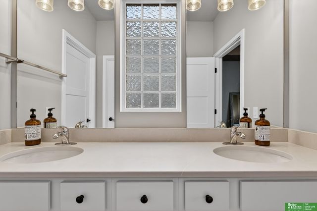 11952 S 107 Avenue, Papillion, NE 68046