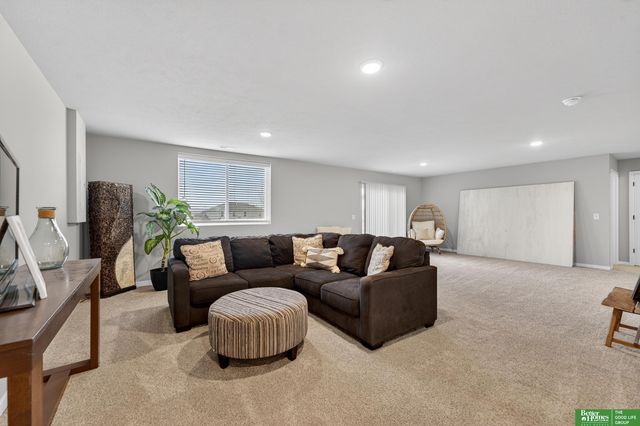 11952 S 107 Avenue, Papillion, NE 68046