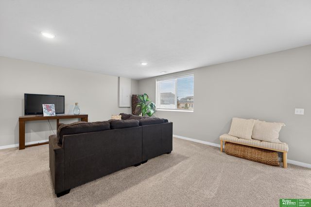 11952 S 107 Avenue, Papillion, NE 68046