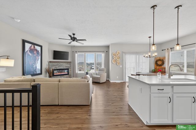 11952 S 107 Avenue, Papillion, NE 68046