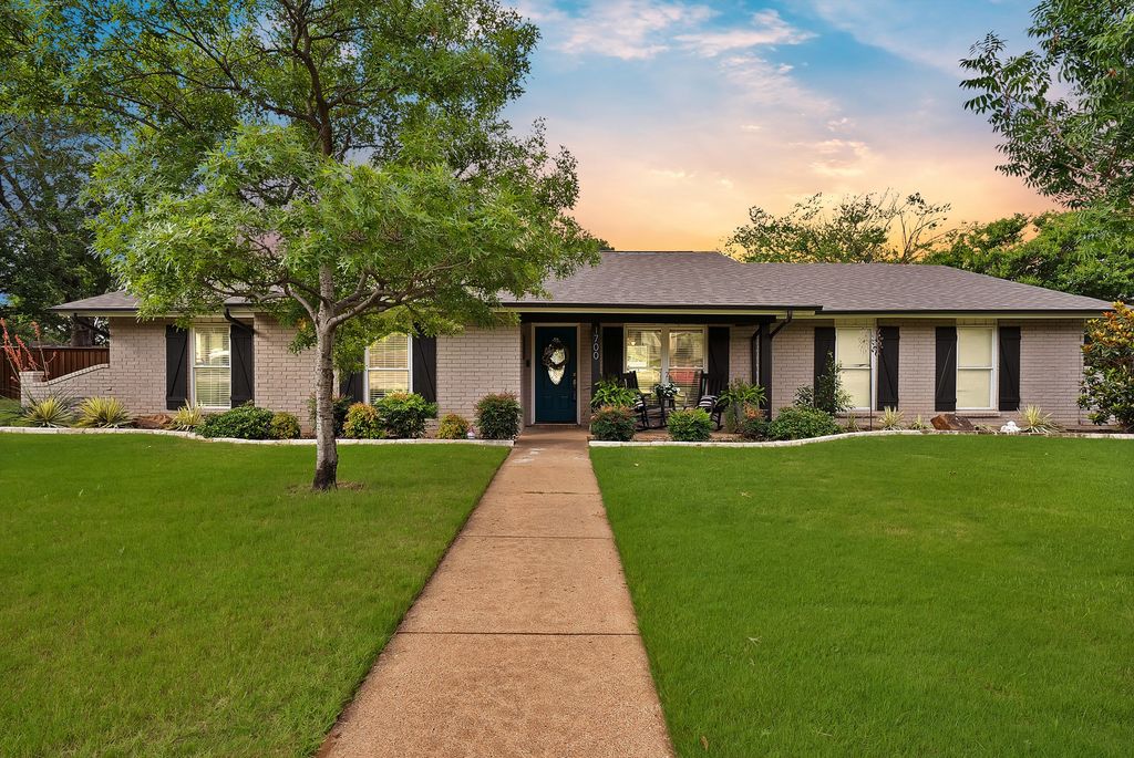 1700 Stagecoach Drive, Pantego, TX 76013