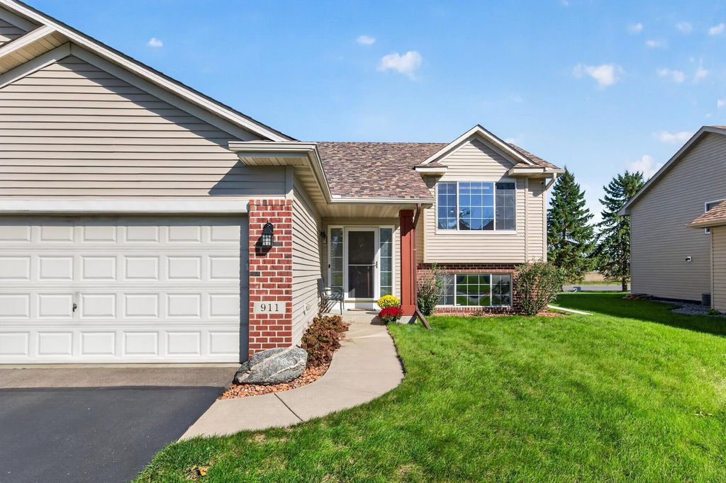 911 Cobblestone Lane, Belle Plaine, MN 56011 — exterior