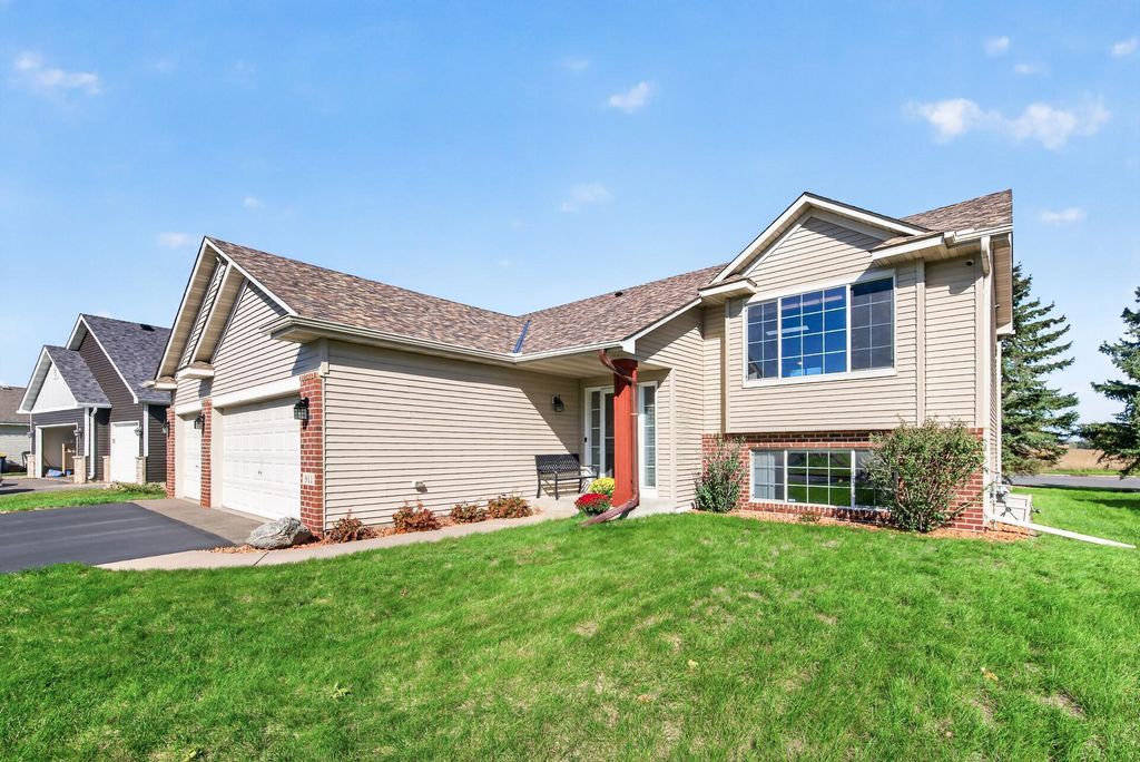 911 Cobblestone Lane, Belle Plaine, MN 56011 — photo 2