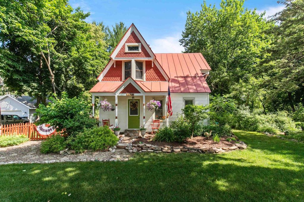 1631 ROYALTON STREET, Waupaca, WI 54981