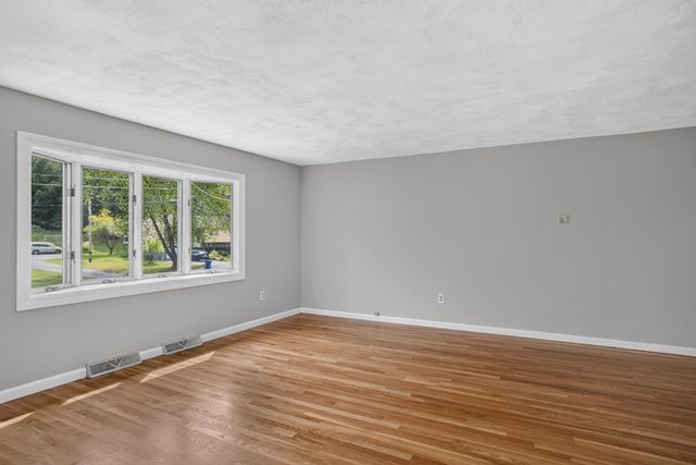 14 Fred St, Burlington, MA 01803