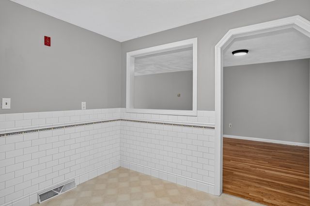 14 Fred St, Burlington, MA 01803