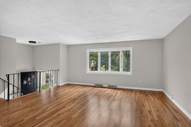 14 Fred St, Burlington, MA 01803