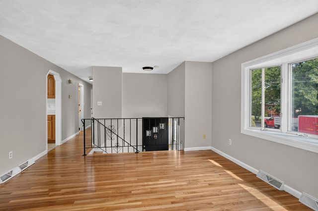 14 Fred St, Burlington, MA 01803