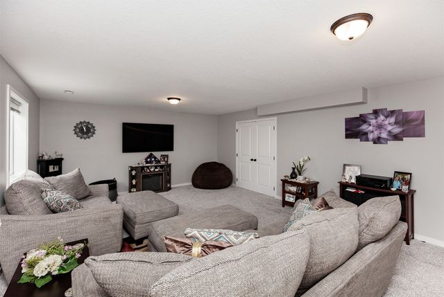 823 NE Maple Street, Bondurant, IA 50073
