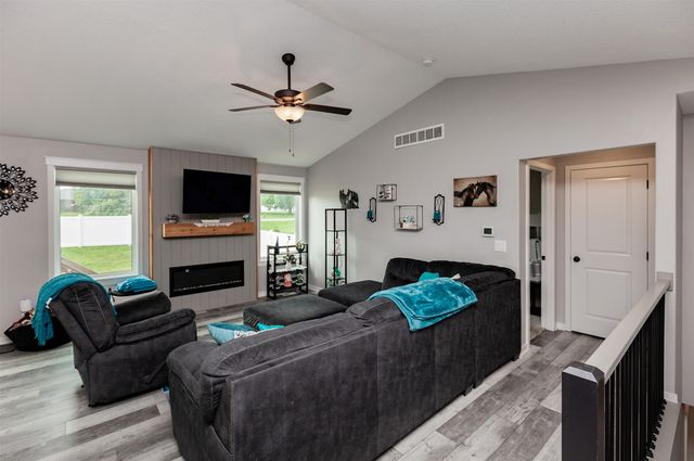 823 NE Maple Street, Bondurant, IA 50073