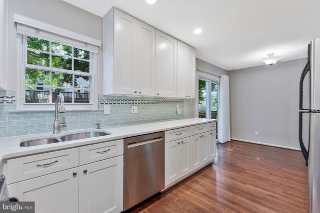 4284 SLEEPY LAKE DR, Fairfax, VA 22033