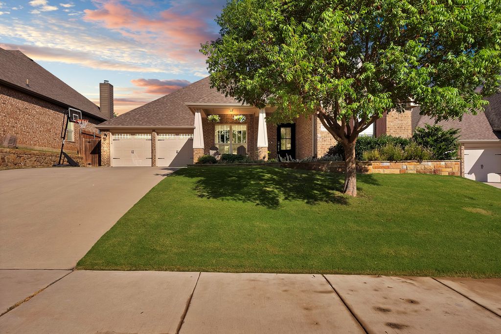 9012 Inwood Street, Benbrook, TX 76126